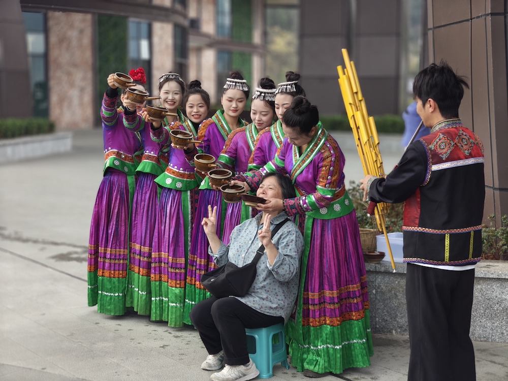 今年首个香港旅游团抵达兴义 打卡100分的春季之美(图2)