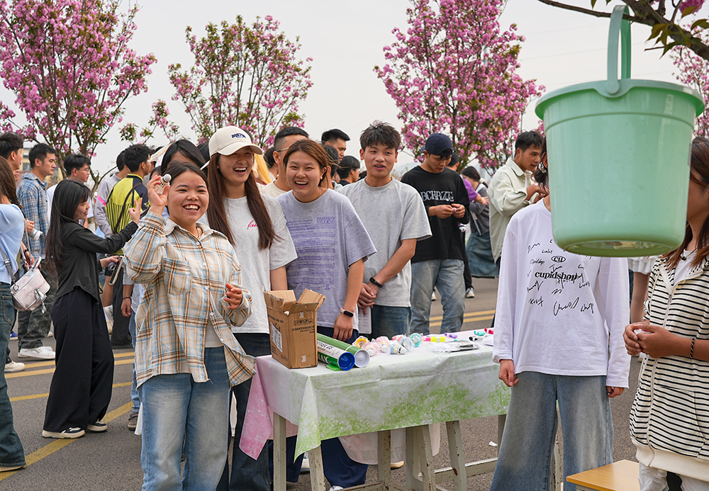 黔西南民族职业技术学院举办“樱香墨韵·加油绽放”2025年樱花游园会暨艺术展演周活动(图2)