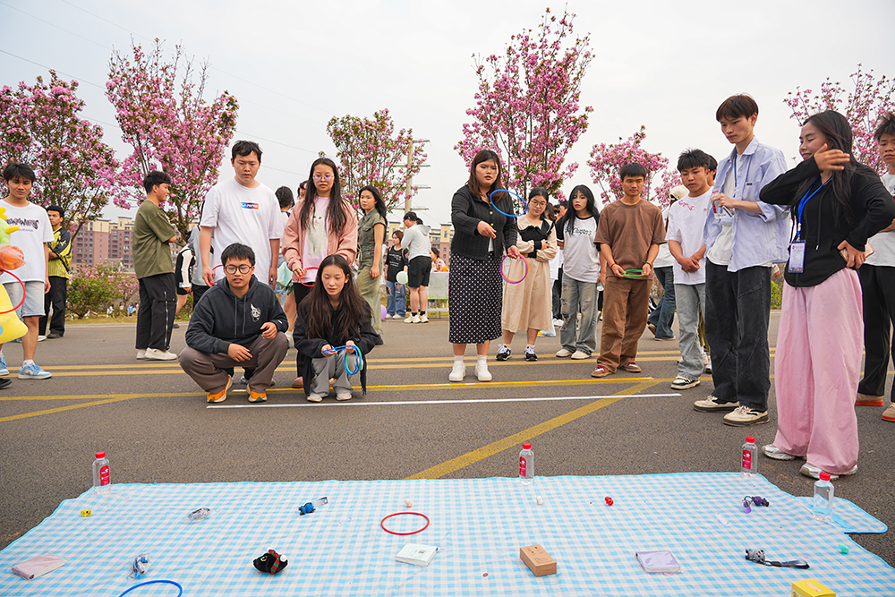 黔西南民族职业技术学院举办“樱香墨韵·加油绽放”2025年樱花游园会暨艺术展演周活动(图3)