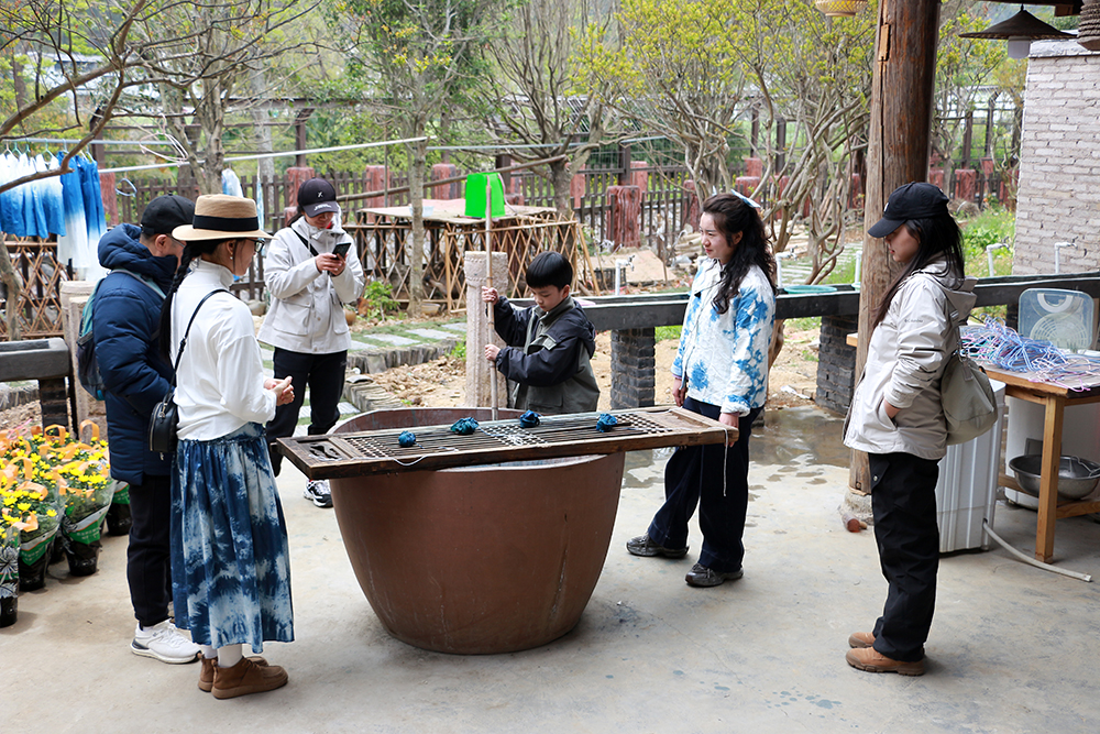万峰林布依村寨：非遗活化传薪火 文旅融合绘新篇(图2)