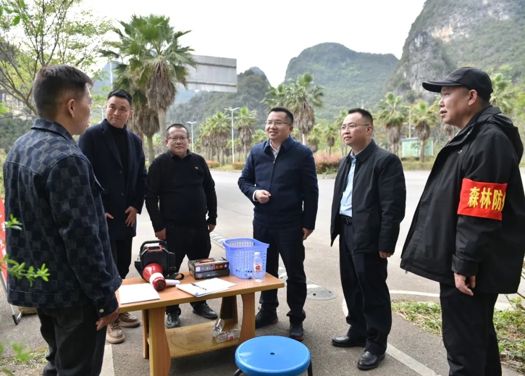 顾先林到则戎镇、南盘江镇宣讲习近平总书记在贵州考察时的重要讲话精神并调研(图2)