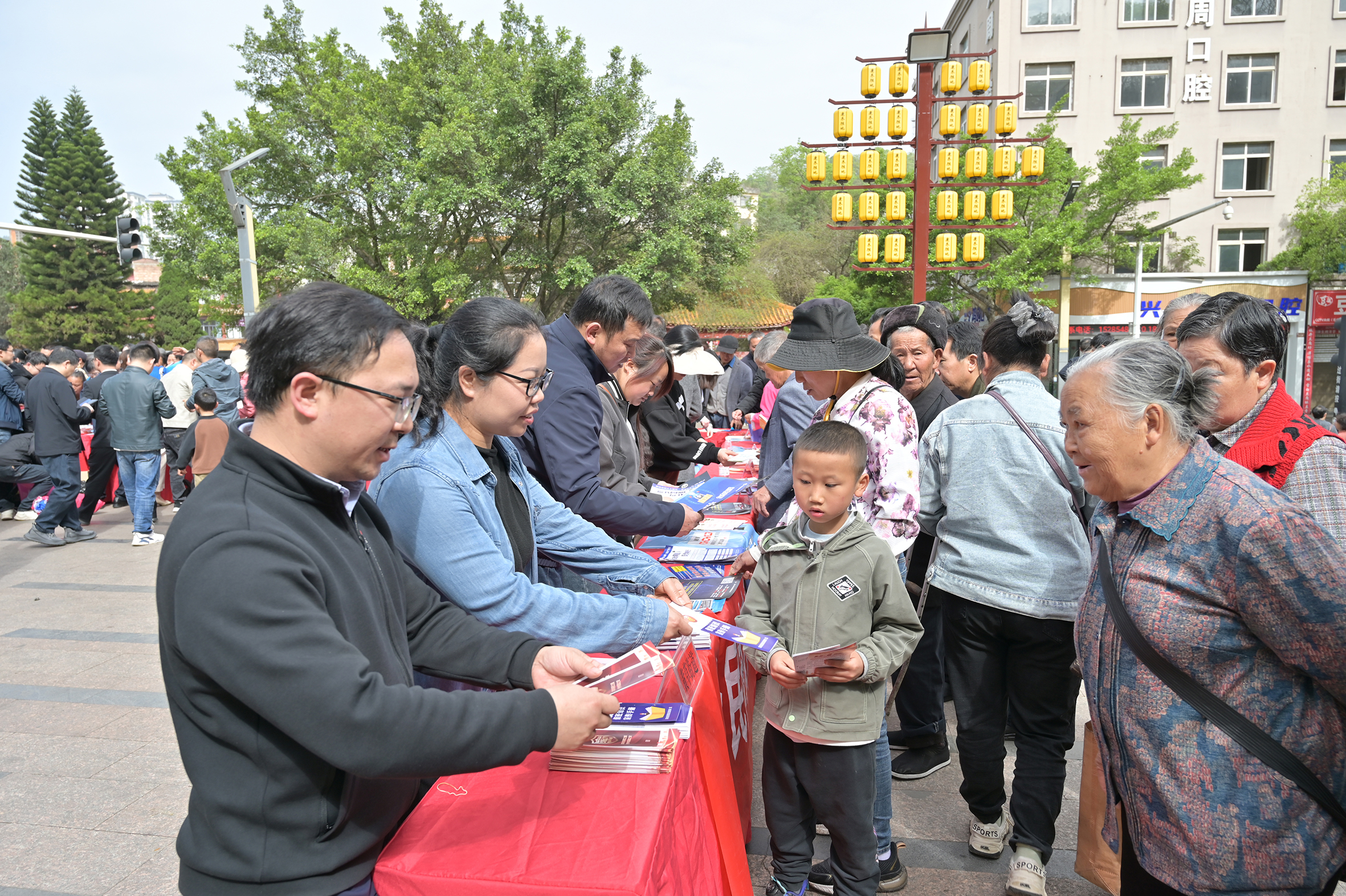 兴义市2025年全民国家安全教育日集中宣传活动举行(图1)