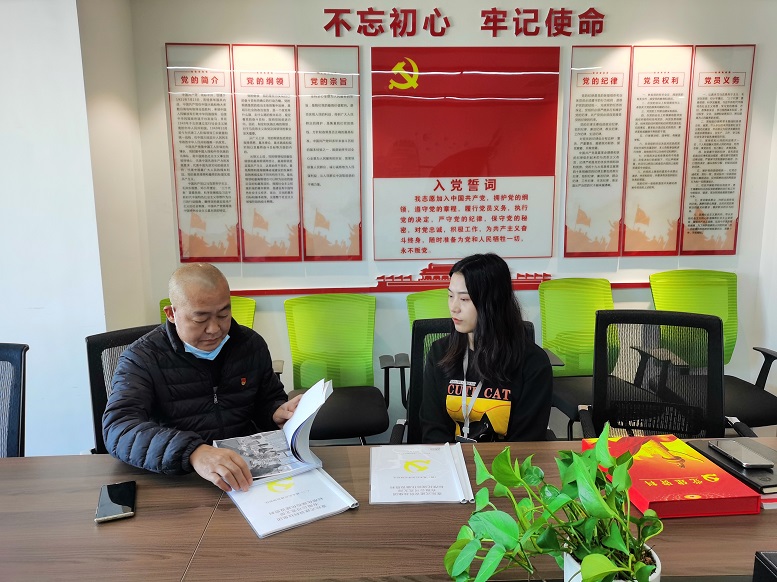 黔西南州兴义市桔山街道笔山社区党建指导员吴兴友（左）到壹站式党支部 指导工作。.jpg