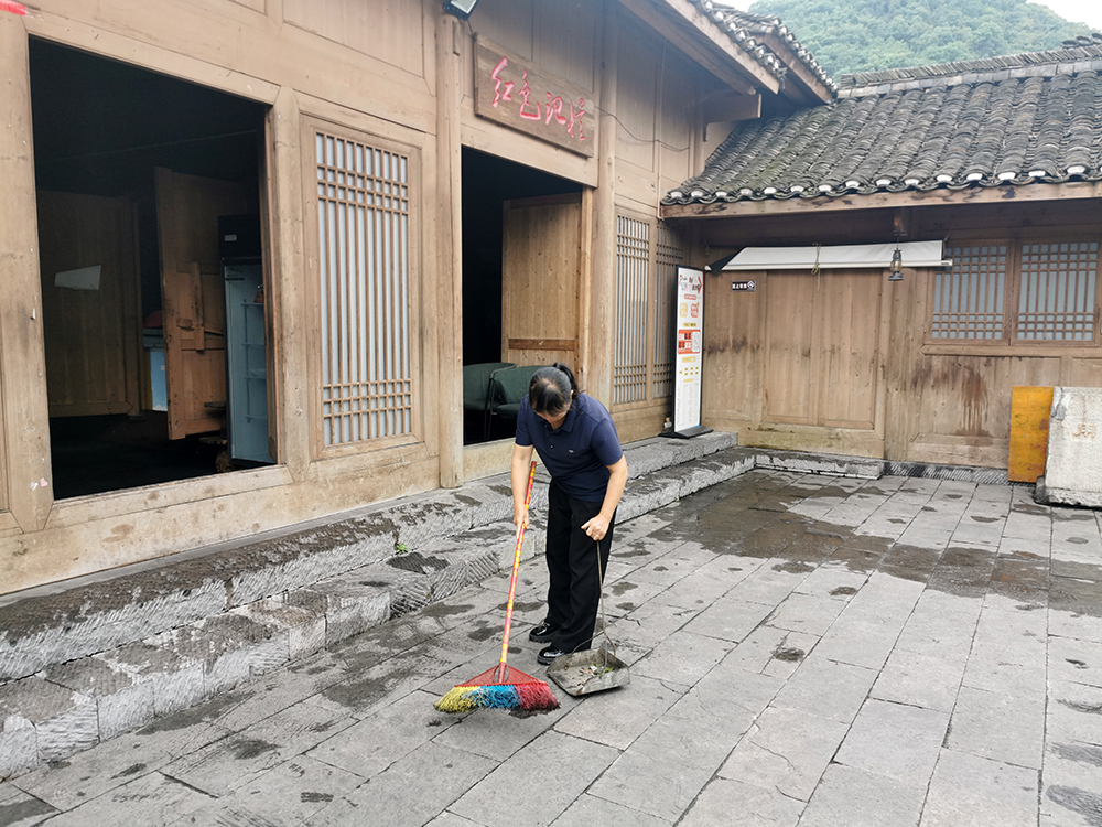 威舍镇：“两清两改两治理”推动人居环境焕新颜(图2)