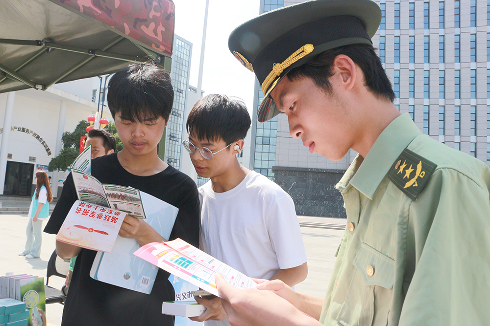 兴义：征兵宣传进校园 激发青年“戎装梦”(图2)