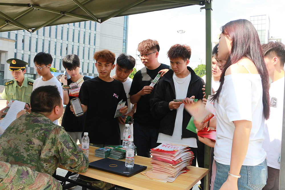 兴义：征兵宣传进校园 激发青年“戎装梦”(图3)
