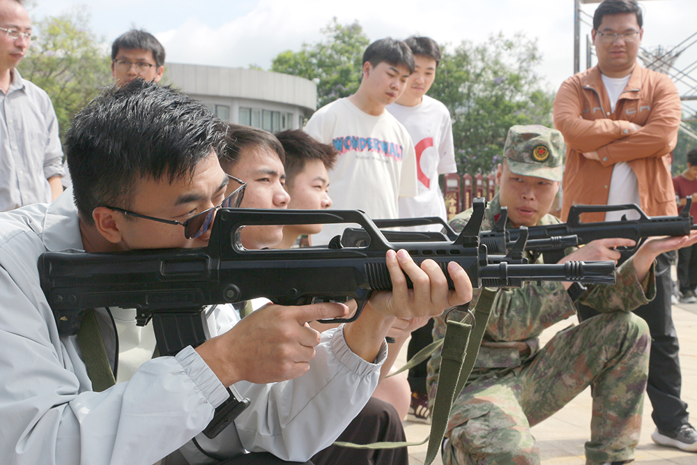 兴义：征兵宣传进校园 激发青年“戎装梦”(图4)