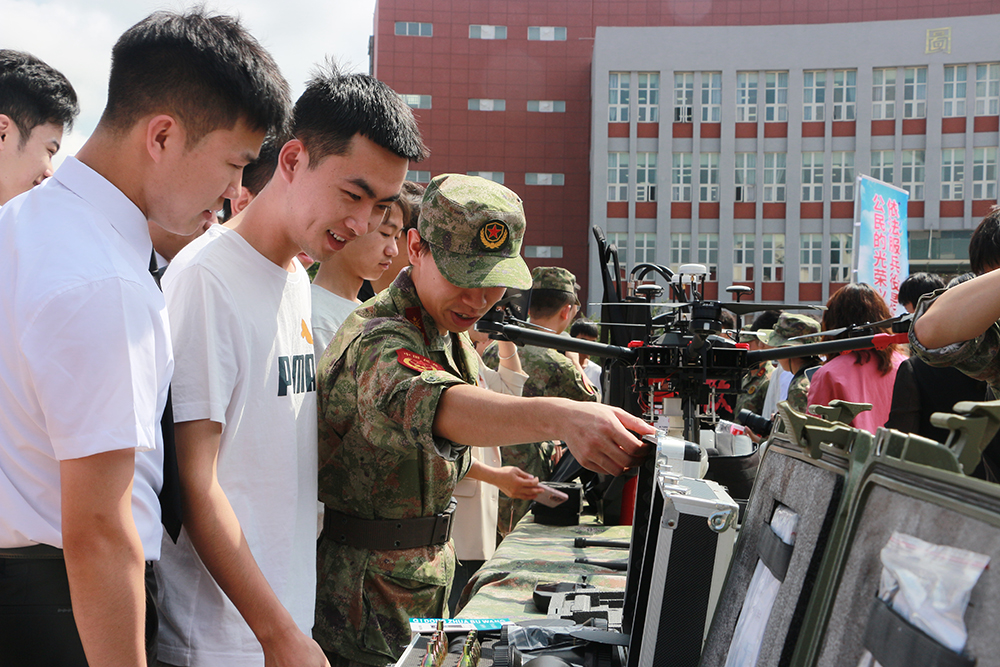 兴义：征兵宣传进校园 激发青年“戎装梦”(图1)