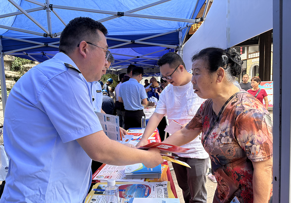 黔西南州暨兴义市2025年安全生产月“6·16”宣传咨询日活动成功举办(图2) 黔西南州暨兴义市2025年安全生产月“6·16”宣传咨询日活动成功举办(图2)