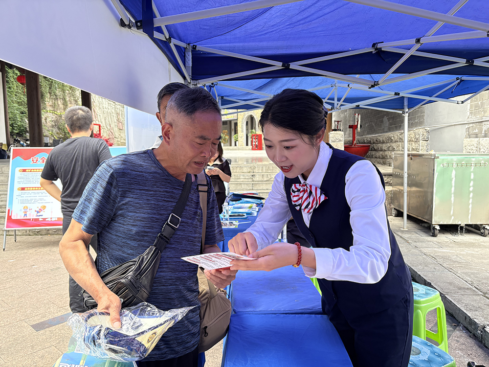 黔西南州暨兴义市2025年安全生产月“6·16”宣传咨询日活动成功举办(图3) 黔西南州暨兴义市2025年安全生产月“6·16”宣传咨询日活动成功举办(图3)