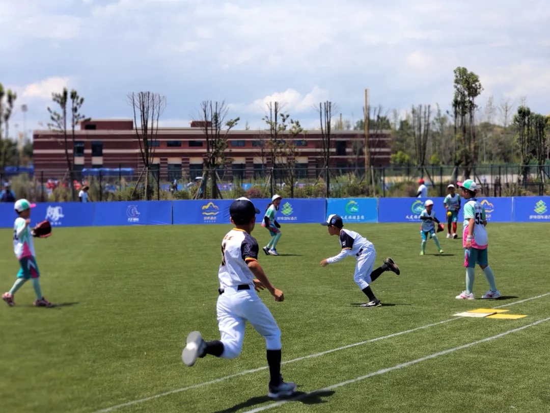 2025年“奔跑吧·少年”全国软式棒垒球锦标赛暨夏令营活动(第一阶段)在兴义开赛(图2) 2025年“奔跑吧·少年”全国软式棒垒球锦标赛暨夏令营活动(第一阶段)在兴义开赛(图2)