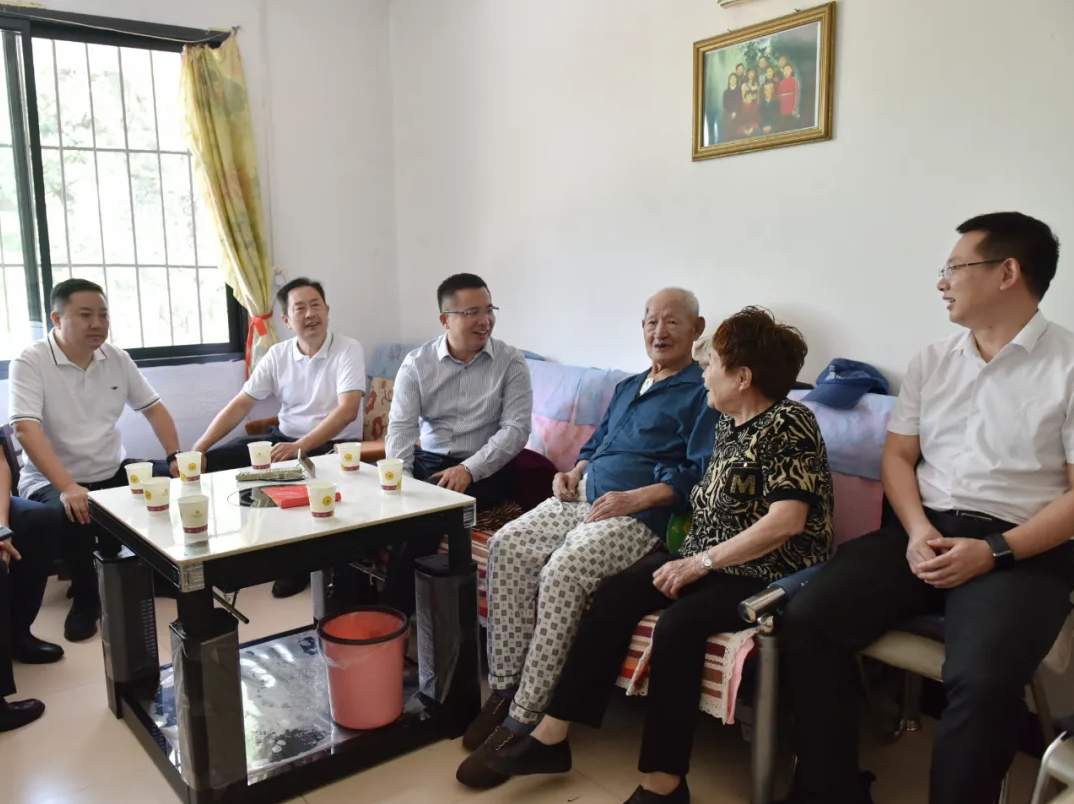 兴义市领导开展“八一”走访慰问(图2)