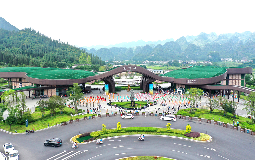 兴义市举办2025万峰林“颂党·庆七一”千人舞快闪活动(图1)