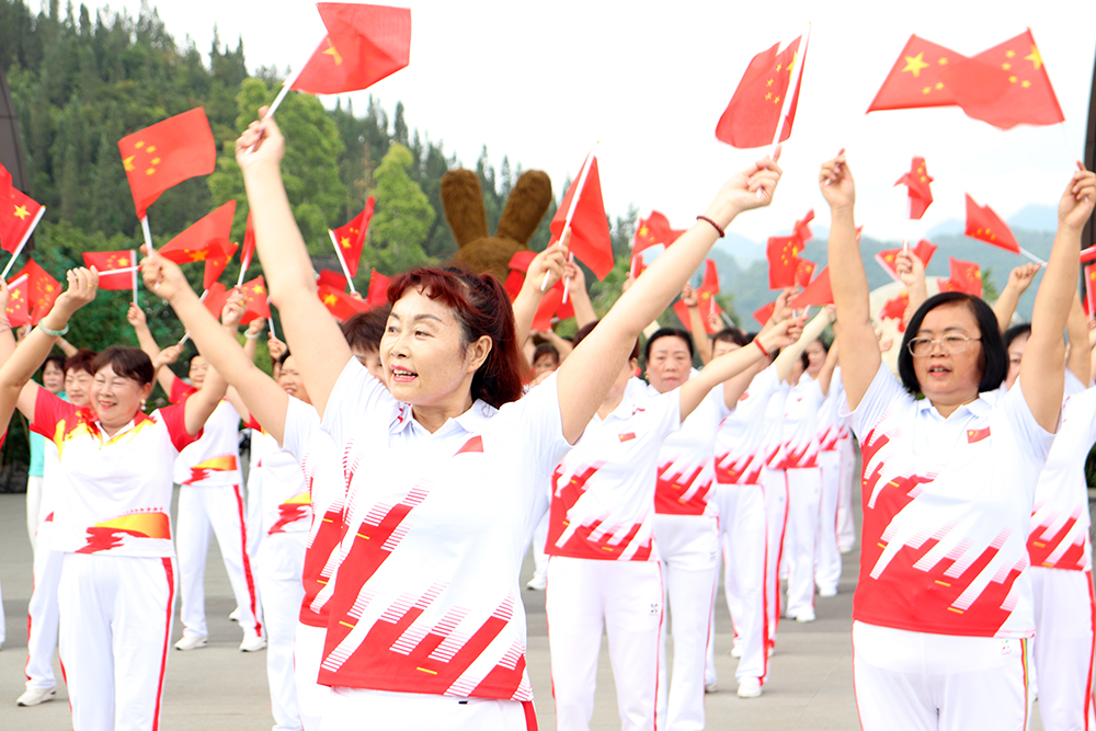 兴义市举办2025万峰林“颂党·庆七一”千人舞快闪活动(图3)