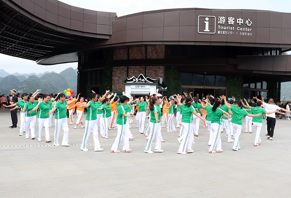 兴义市举办2025万峰林“颂党·庆七一”千人舞快闪活动(图4)