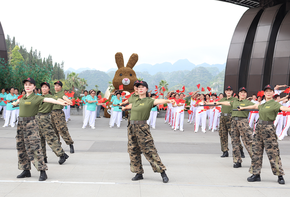 兴义市举办2025万峰林“颂党·庆七一”千人舞快闪活动(图2)