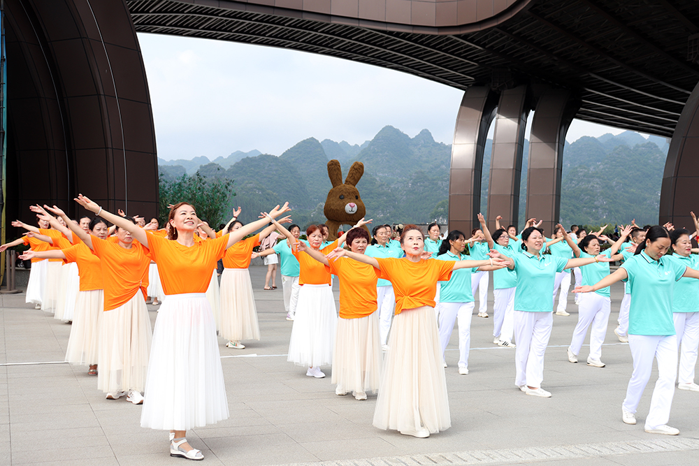 兴义市举办2025万峰林“颂党·庆七一”千人舞快闪活动(图5)