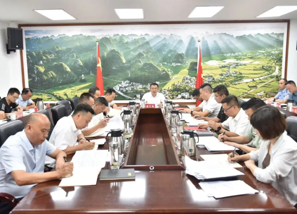 兴义市委常委会召开会议 学习贯彻习近平总书记近期重要文章精神(图2)