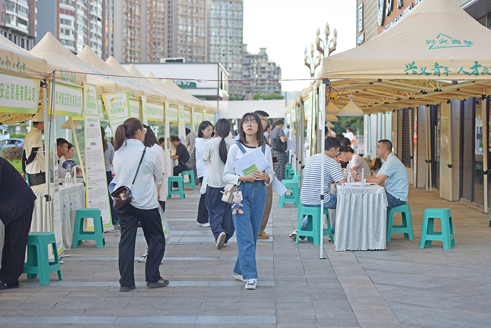 兴义市2025年“职引未来 筑梦青春”百日千万夜间招聘会活动举办(图1)