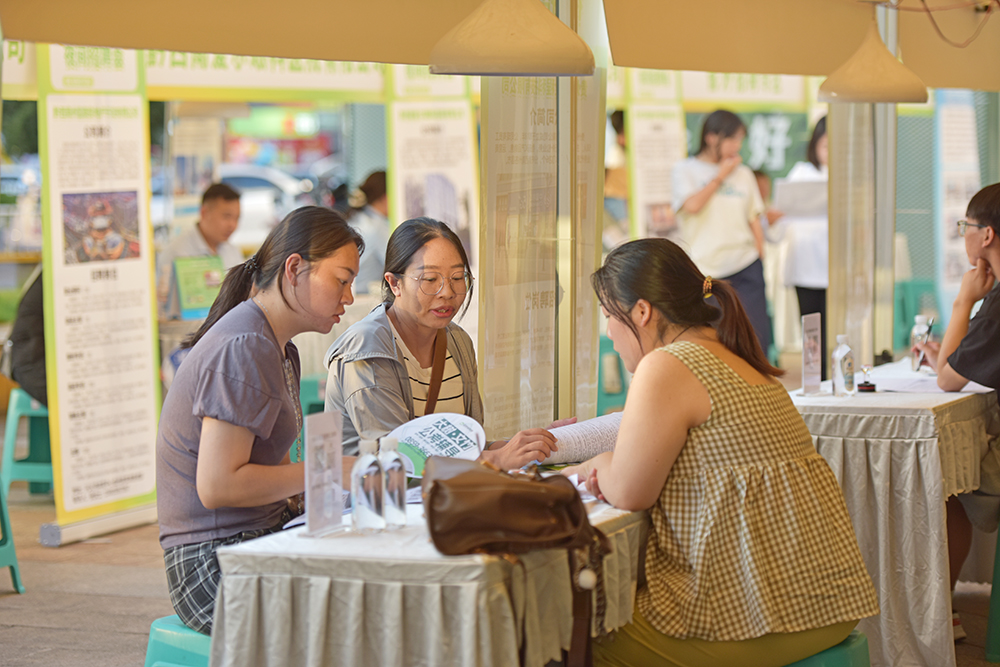 兴义市2025年“职引未来 筑梦青春”百日千万夜间招聘会活动举办(图2)