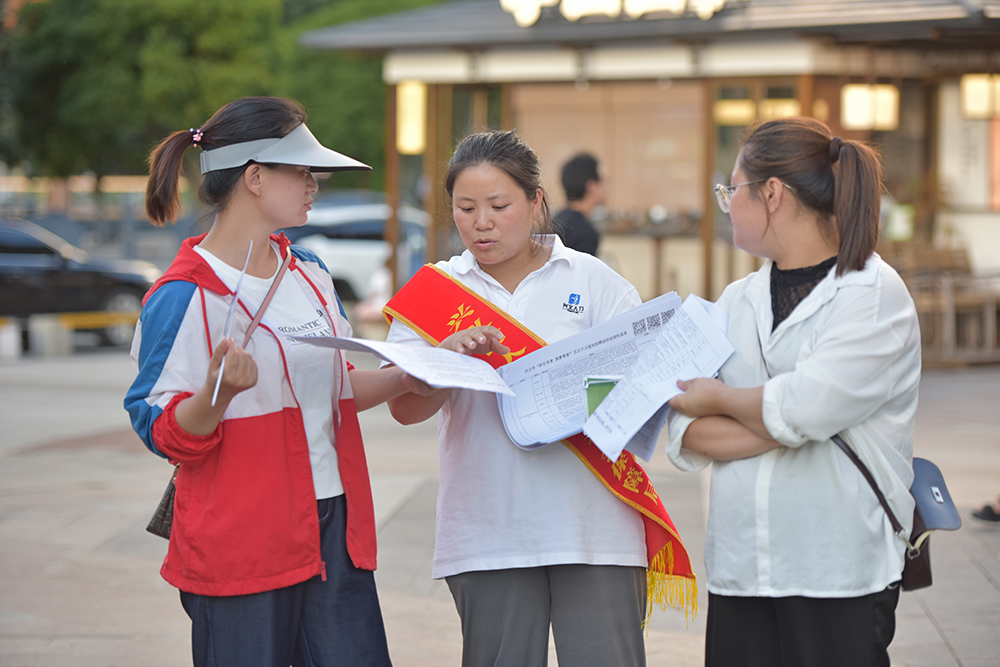 兴义市2025年“职引未来 筑梦青春”百日千万夜间招聘会活动举办(图5)