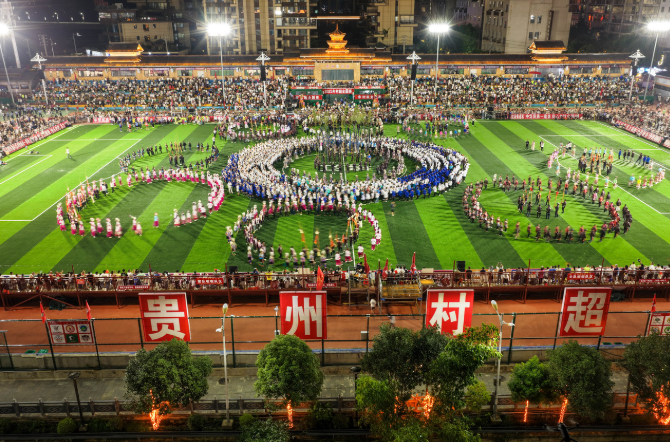 8月23日晚，2025年首届“村超”全国赛总决赛在榕江县“村超”球场举行。韦贵金 摄.png
