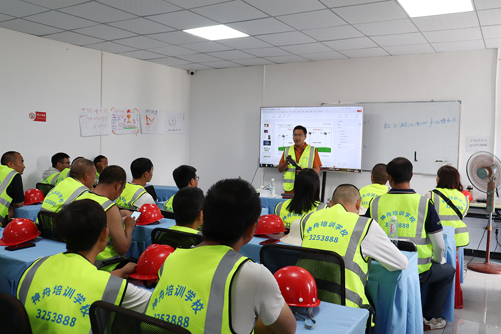 黔西南州无人机驾驶员培训班开班 为低空经济发展培育“空中力量”(图1)