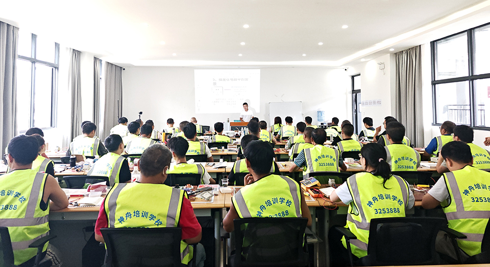 兴义:免费电工培训让群众收获“就业硬本领”(图1) 兴义:免费电工培训让群众收获“就业硬本领”(图1)