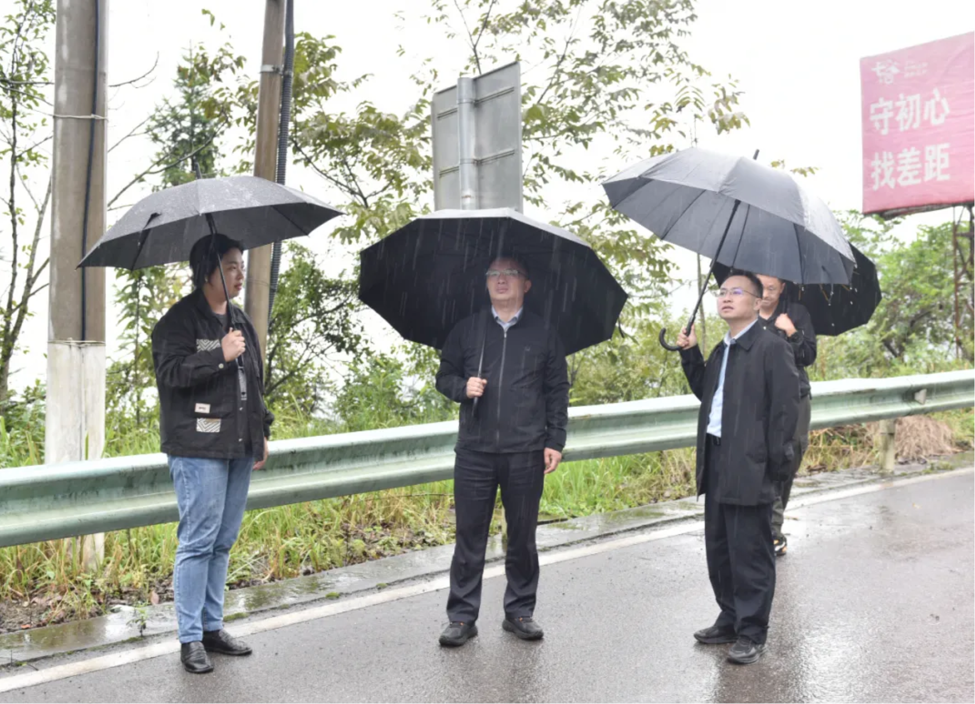 顾先林到部分乡镇调研巩固拓展脱贫攻坚成果同乡村振兴有效衔接、地质灾害防治、道路交通安全、煤矿安全生产等工作(图2) 顾先林到部分乡镇调研巩固拓展脱贫攻坚成果同乡村振兴有效衔接、地质灾害防治、道路交通安全、煤矿安全生产等工作(图2)