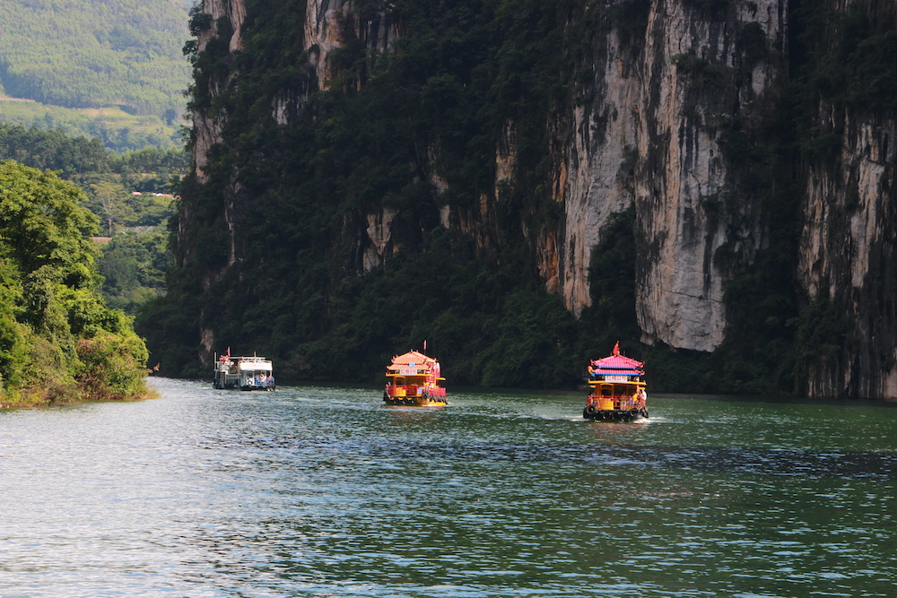 万峰湖：山环水绕间 解锁假期好风光(图2)
