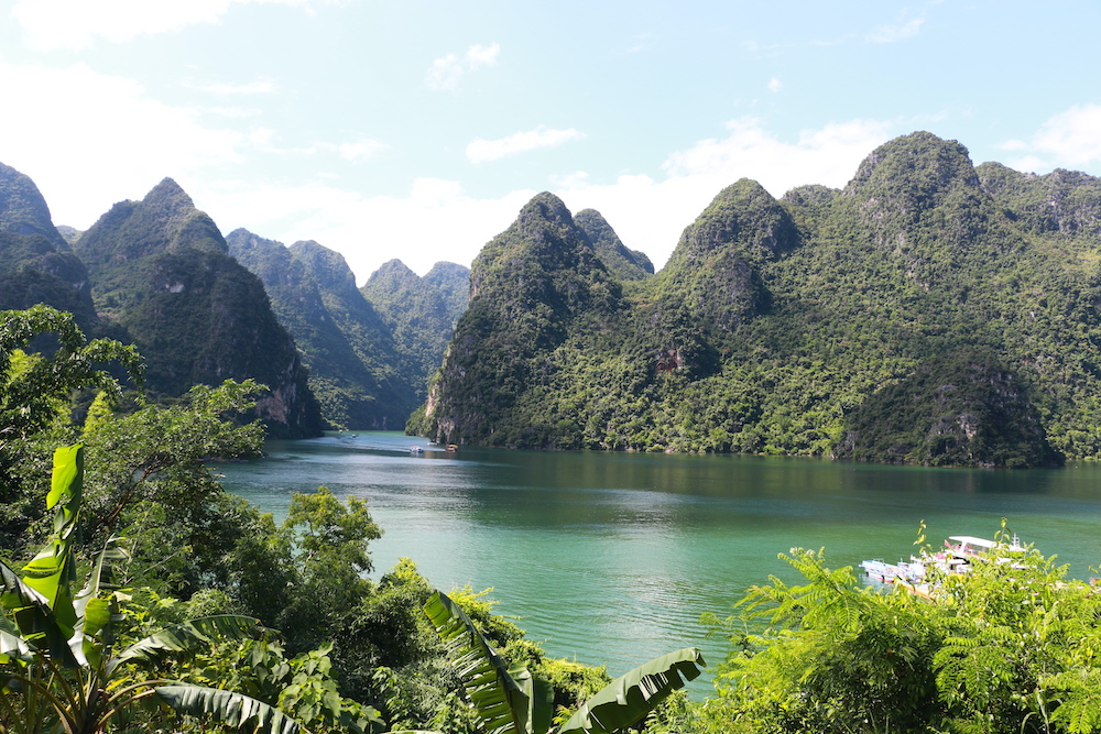 万峰湖：山环水绕间 解锁假期好风光(图1)