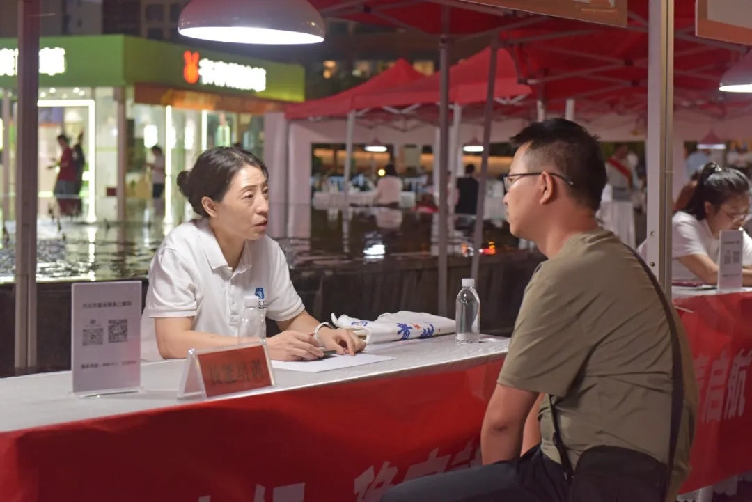 兴义：“夜市+招聘”新模式 解锁就业服务新场景(图3)