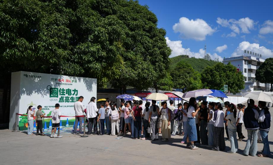 南网超高压公司天生桥局联合地方开展安全宣传进校园活动(图2)