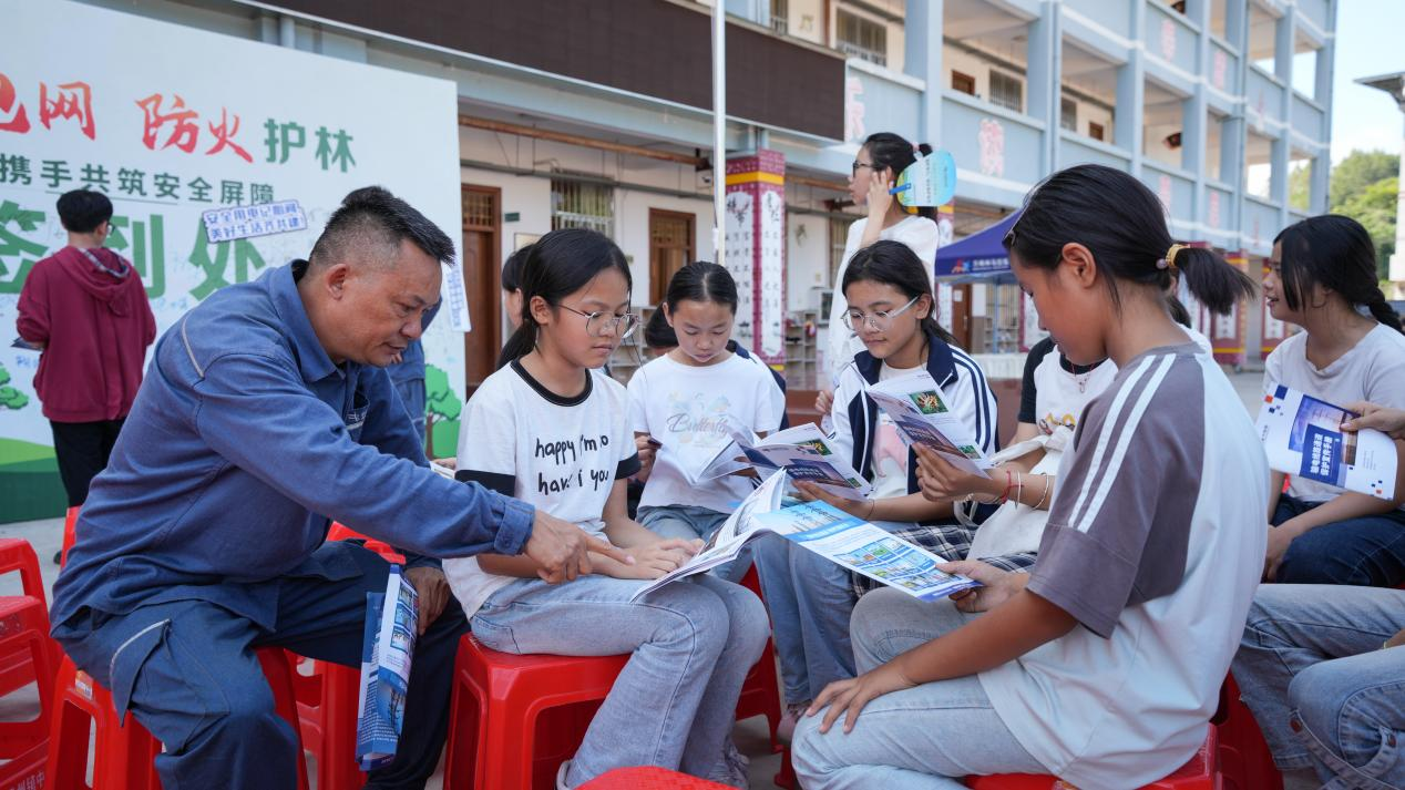 南网超高压公司天生桥局联合地方开展安全宣传进校园活动(图1)