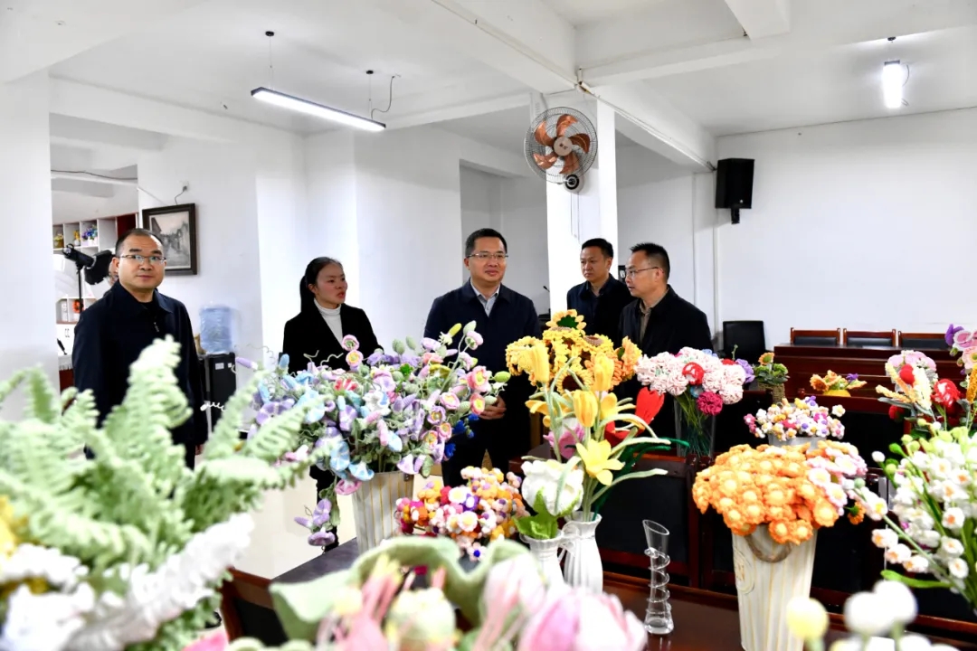 顾先林到洒金街道宣讲党的二十届四中全会精神并调研(图3)