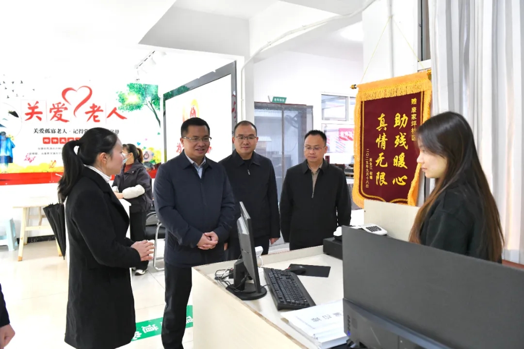 顾先林到洒金街道宣讲党的二十届四中全会精神并调研(图4)