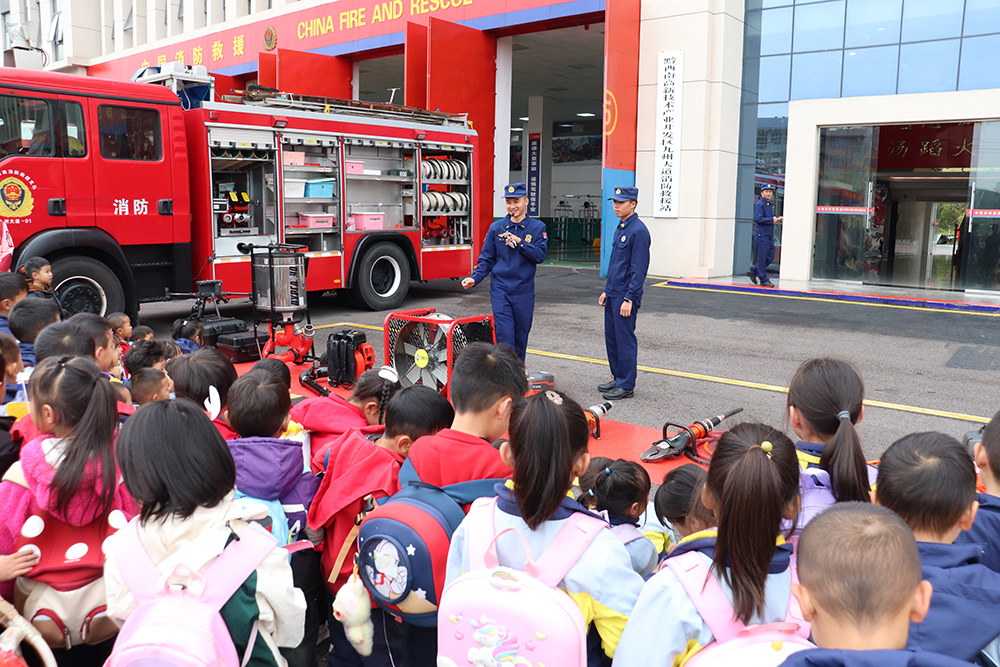 万屯镇第二幼儿园：萌娃探秘消防站 安全启蒙润童心(图1)