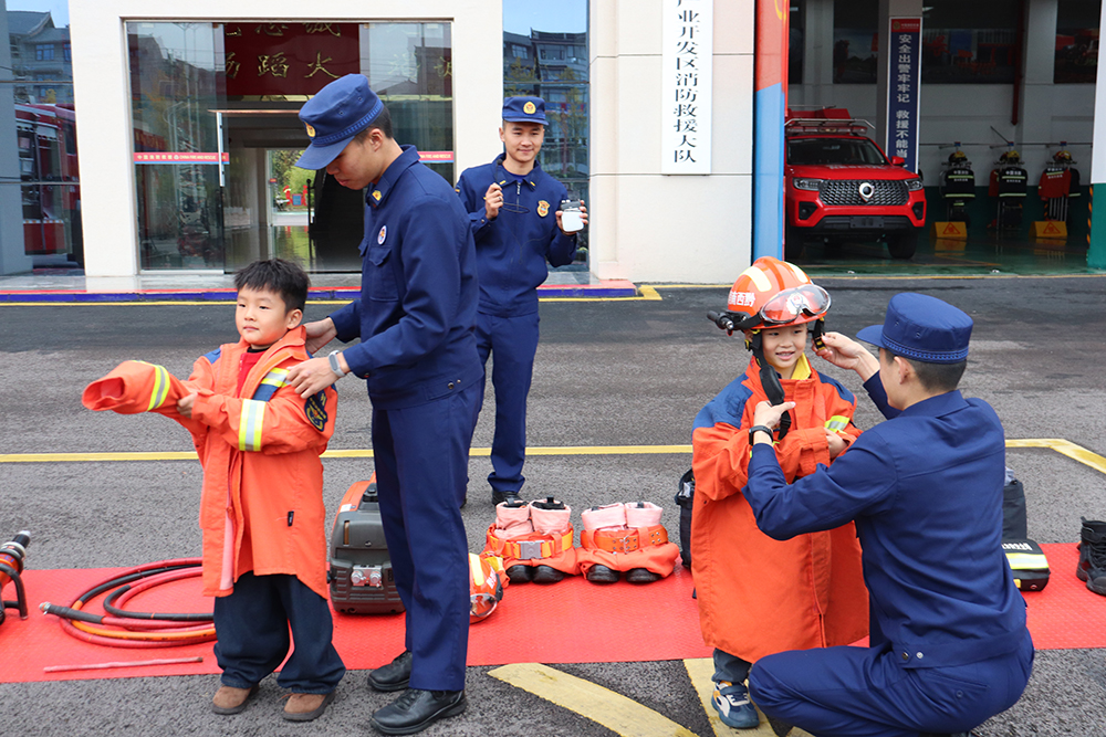 万屯镇第二幼儿园：萌娃探秘消防站 安全启蒙润童心(图2)
