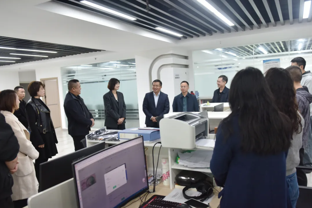 顾先林到市融媒体中心调研并看望慰问一线新闻工作者 向全市广大新闻工作者致以诚挚的问候和节日的祝福(图2)