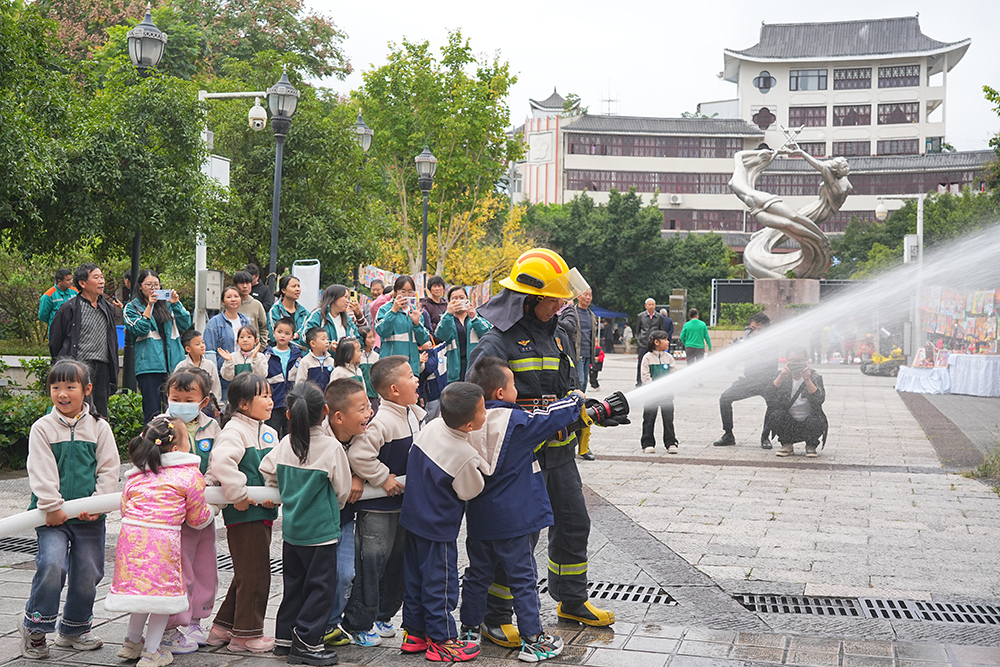 黔西南州2025年119消防宣传月集中宣传活动在兴义举行(图2)