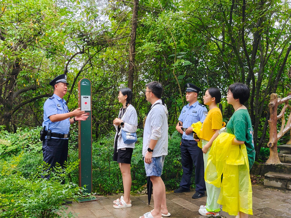 万峰林景区：“旅游警务”绘就平安“警”色(图1)