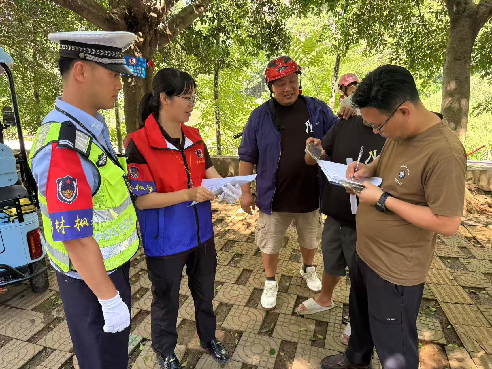 万峰林景区：“旅游警务”绘就平安“警”色(图2)