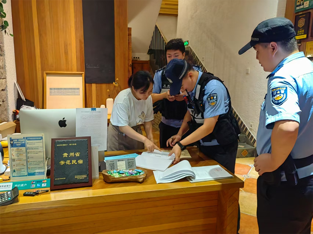 万峰林景区：“旅游警务”绘就平安“警”色(图3)