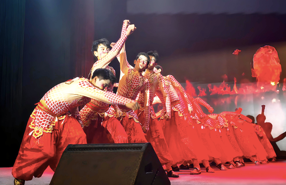 黔西南州举行“加油之声”—“传笔山文脉 育时代英才”纪念一二·九运动90周年文艺汇演(图2)