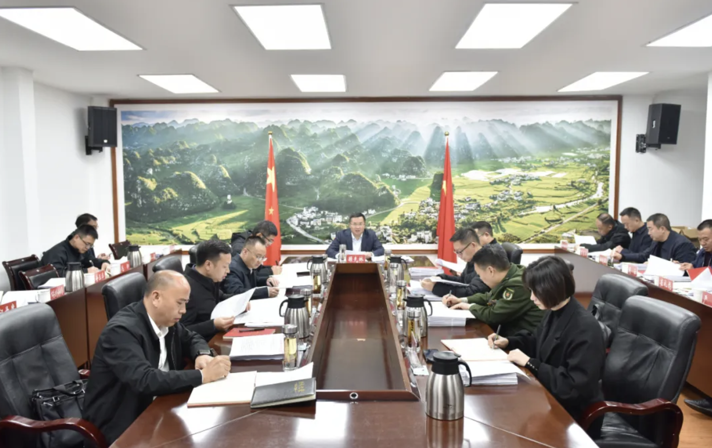 兴义市委常委会召开会议 学习贯彻习近平总书记近期重要讲话重要指示重要文章精神(图2)