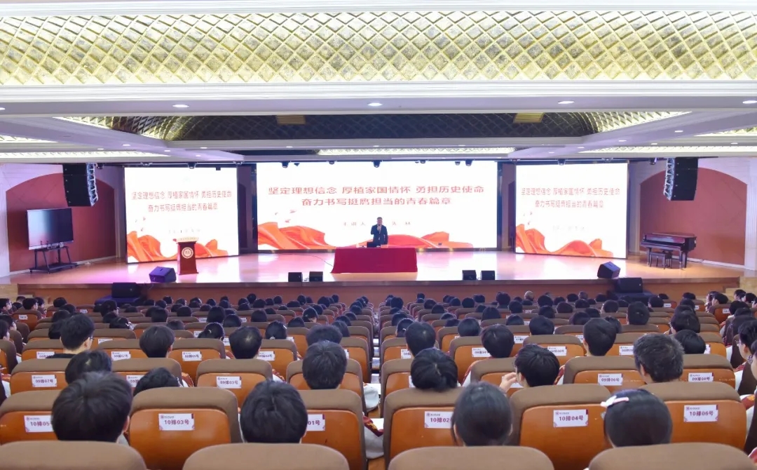 顾先林到兴义市第五中学讲授思想政治理论课(图2)