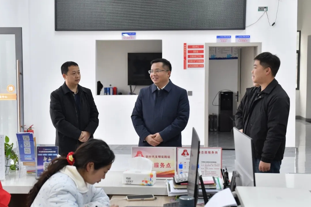 顾先林到木贾街道、兴泰街道、敬南镇宣讲并调研(图4)