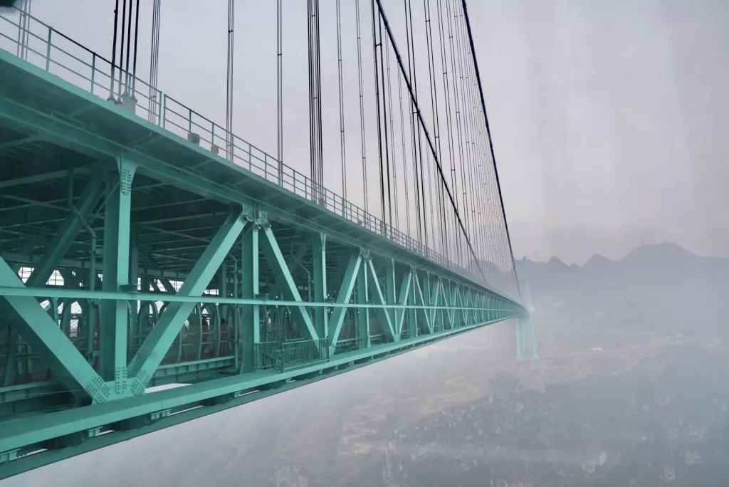 跨越“地球裂缝”：世界第一高桥让天堑变网红地标，村民迎来顶流(图2)