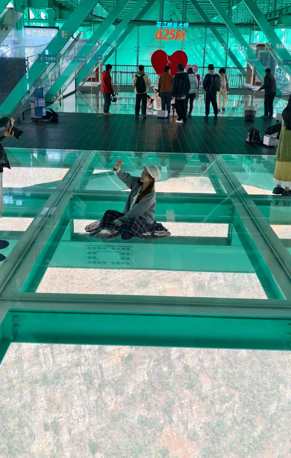 跨越“地球裂缝”：世界第一高桥让天堑变网红地标，村民迎来顶流(图4)