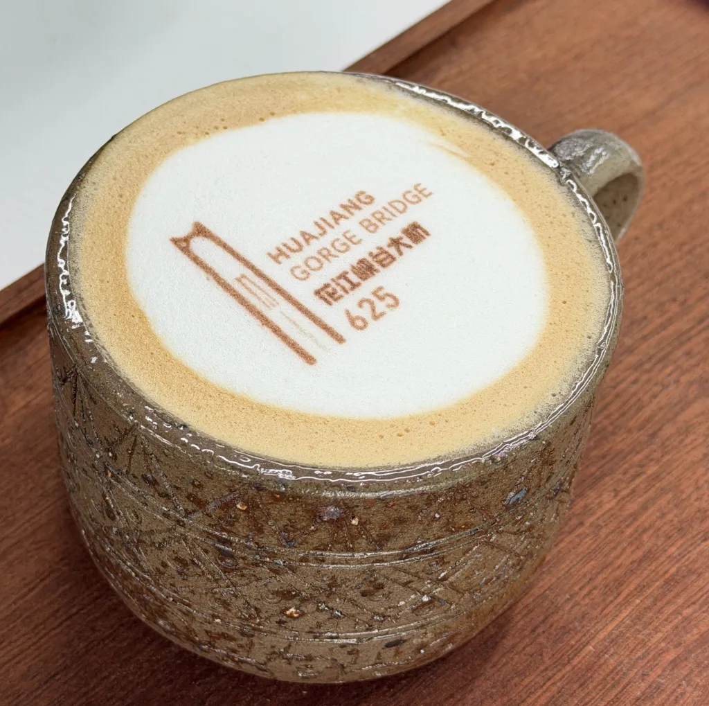 跨越“地球裂缝”：世界第一高桥让天堑变网红地标，村民迎来顶流(图5)